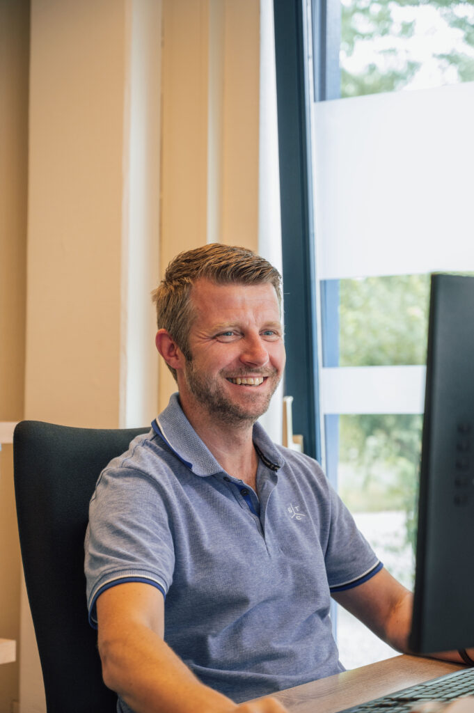 Bas buitengewone accountants lachend achter zijn computer