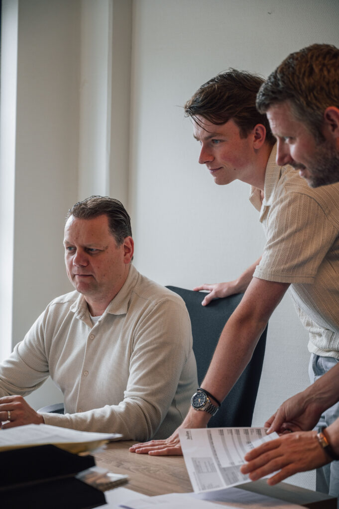 buitengewone accountants collega's bespreken werk achter de computer