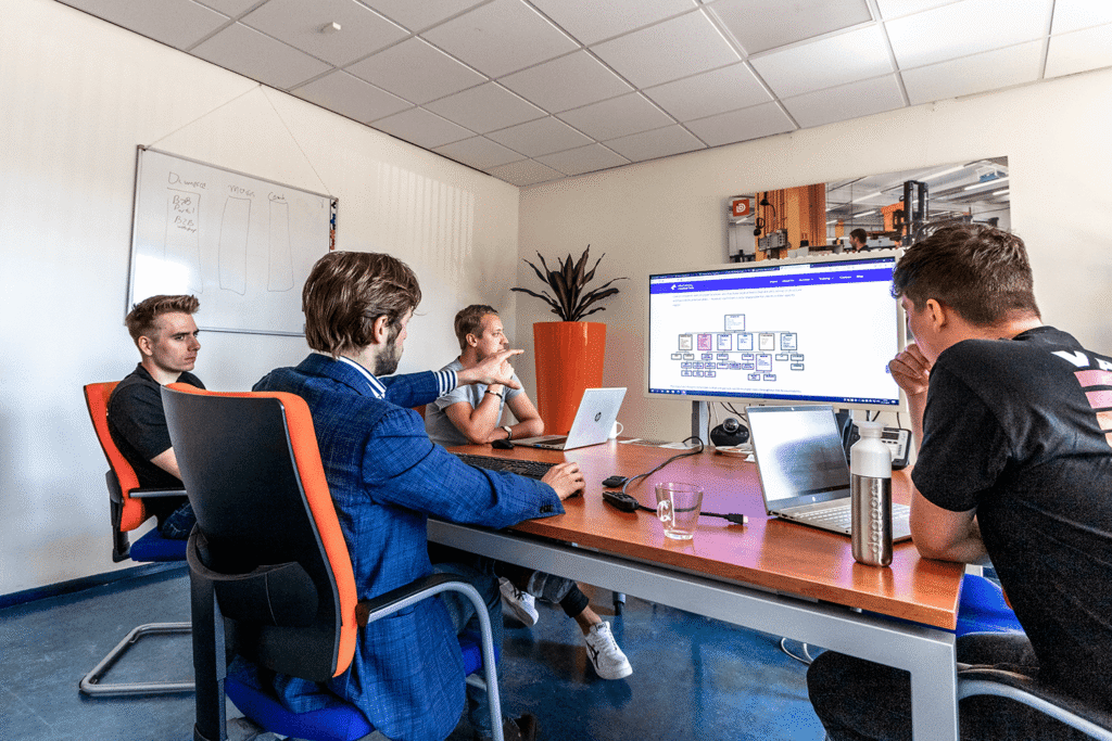 didata bedrijfssoftware collega's achter de computer